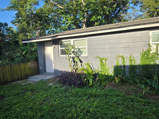 Building Photo - 2 BEDROOM 1 BATH NEAR USF