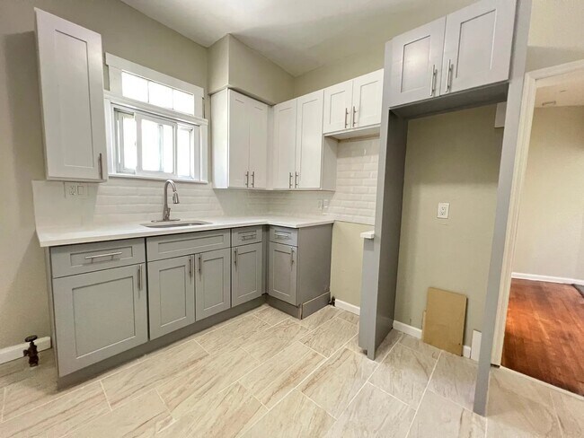 Building Photo - 899 S 19th St