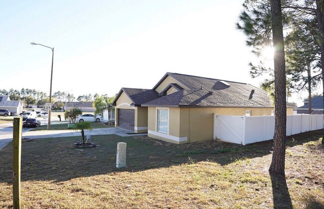 Building Photo - 413 Woodlark Dr