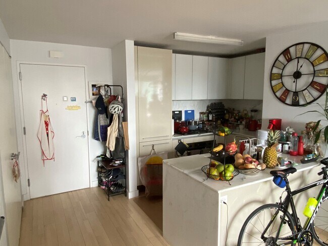 Foto del edificio - 322 W 57th St