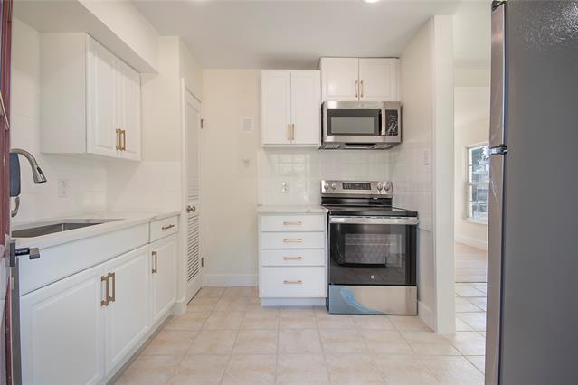 Foto del edificio - 305 N Oak Cliff Blvd
