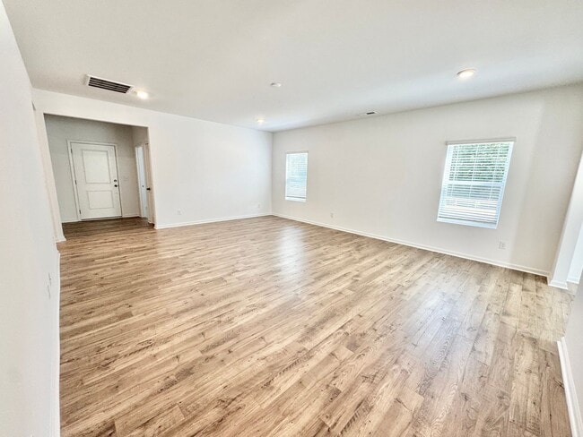 Building Photo - 107 Cougar Ln