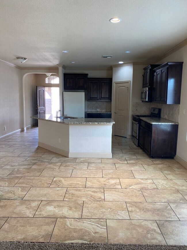 Foto del edificio - COMING SOON!!!  Beautiful Home with a Den