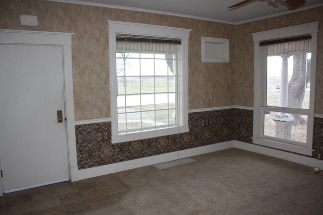 Foto del edificio - Acreage Nestled In City Of Pella