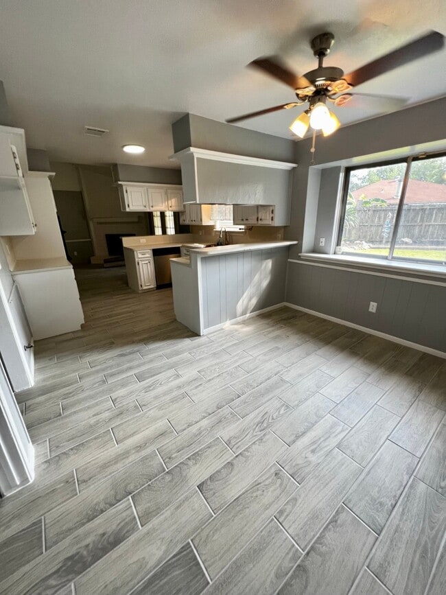 Foto del edificio - 4030 Thistledown Dr