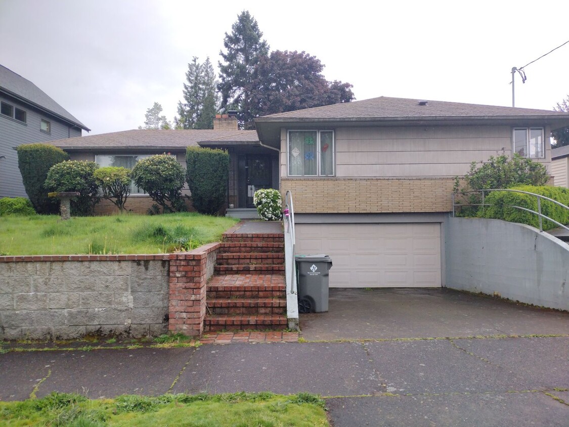 Foto principal - 2-Bedroom Home in NE Portland!