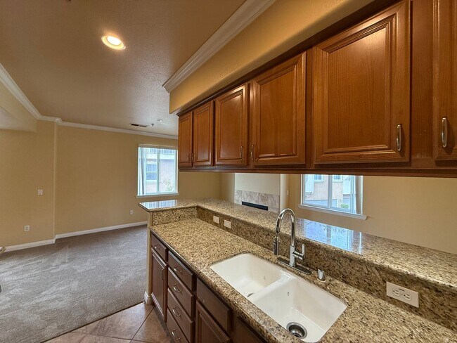 Foto del edificio - Spacious 3BD/2.5BA Townhome in Sabre Springs with Balcony, Community Pool & 2-Car Garage