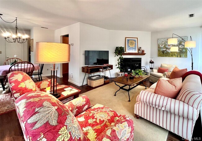 Foto del edificio - 150 N Bedford Rd