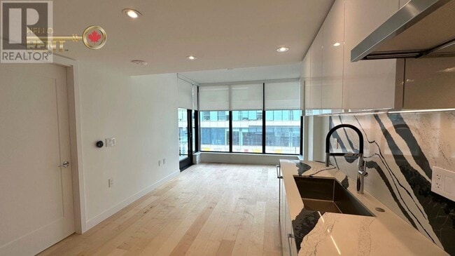 Photo du bâtiment - 135-135 13th St E