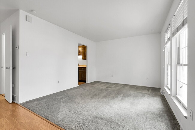 Building Photo - $1,995.00, 3 bed, 1.5 bath, located in Aur...