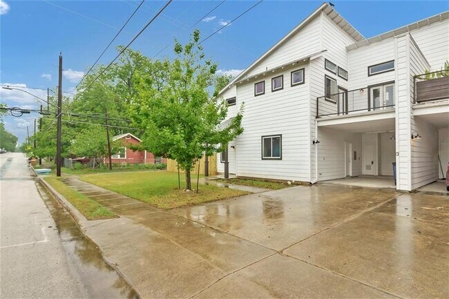 Building Photo - 2100 Holly St