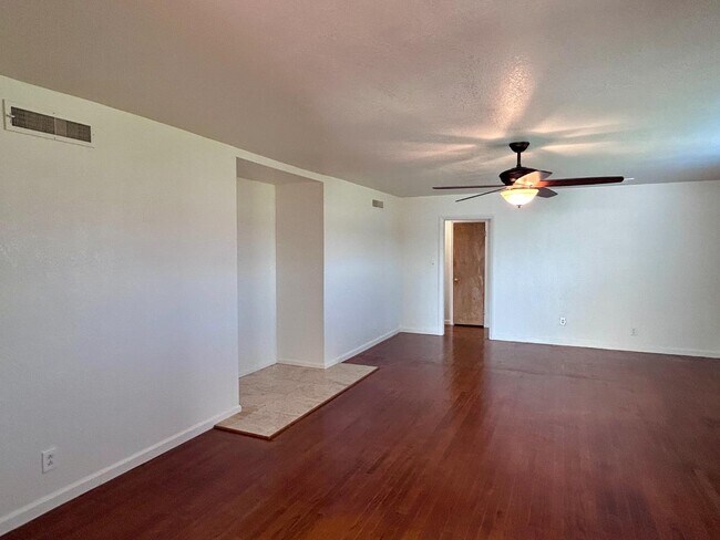 Foto del edificio - 10433 S Bethel Ave