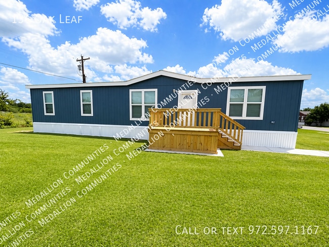 Building Photo - 136 Oak Leaf