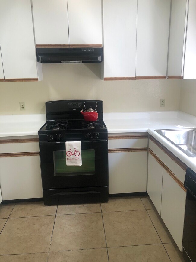 KITCHEN - 445 W Lexington Dr