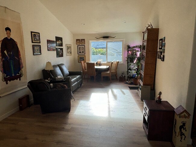 Foto del edificio - 4514 Cooper Point Rd NW