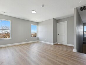 Building Photo - 2500 Oxford Ave