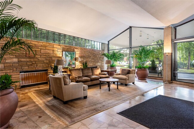 Building Photo - Beautiful Modern 2 level, 1-Bedroom Condo ...