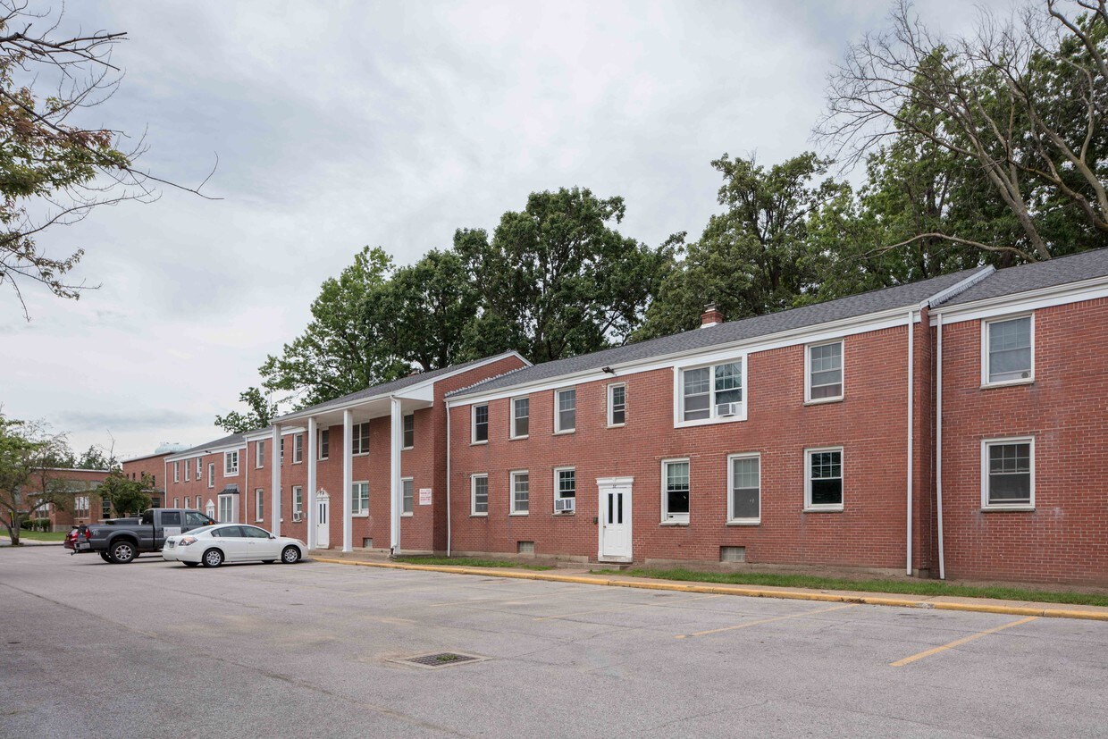 Primary Photo - Lincoln Square Apartments