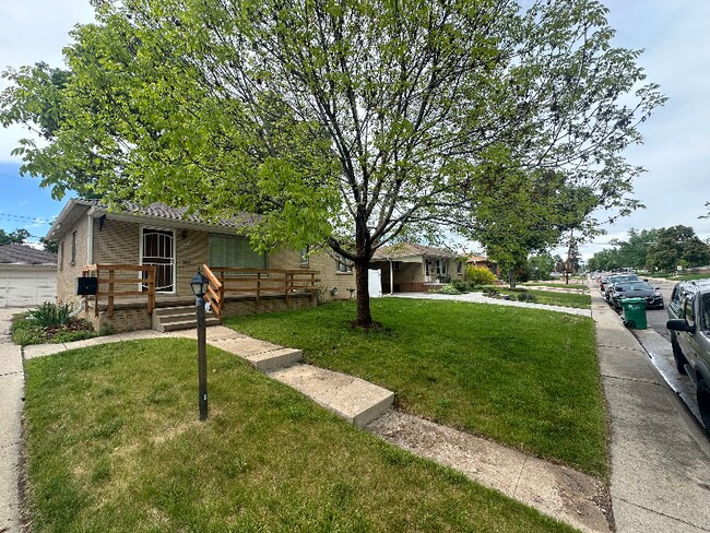 Building Photo - 1615 S Wolff St