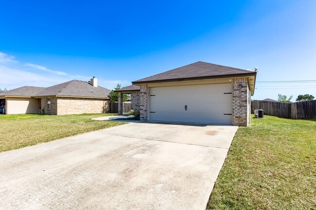 Building Photo - 3409 Lorena Dr