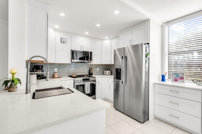 Building Photo - 600 Egret Cir