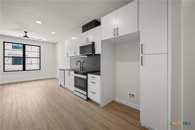 Foto del edificio - 634 Central Pkwy