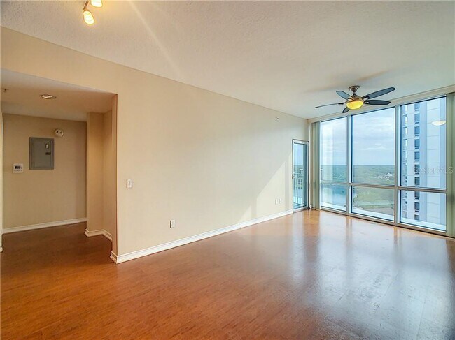 Foto del edificio - 322 E Central Blvd