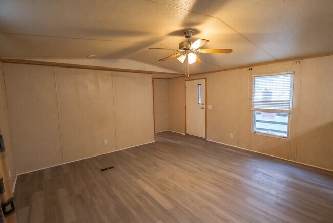 Foto del edificio - 6626 Moss Rose Dr
