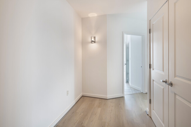 Entry - 943 Peachtree St NE