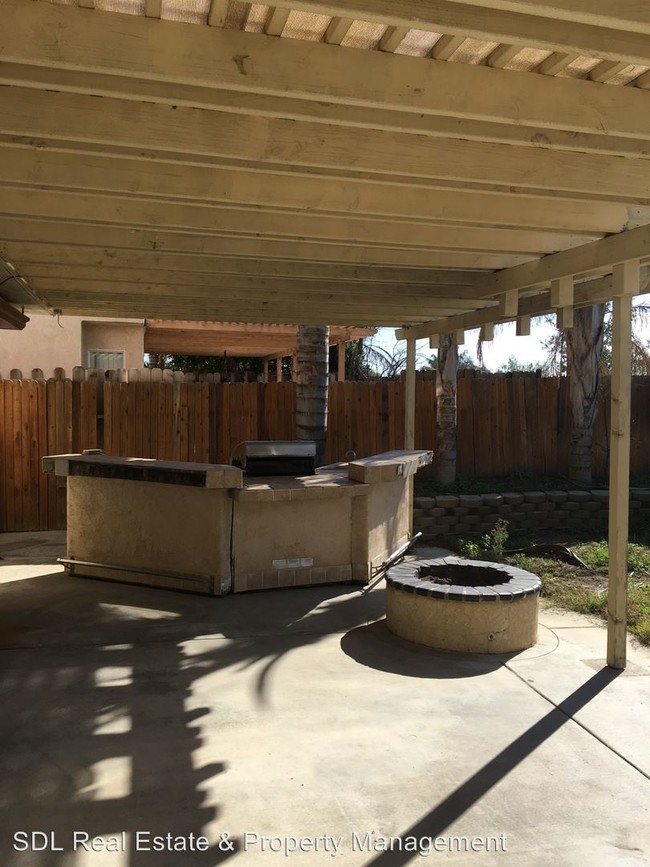 Building Photo - 39511 Oak Cir