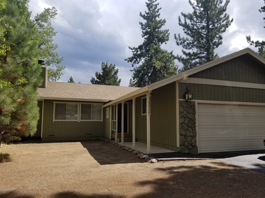 2 car garage - 2923 Lakewood Cir