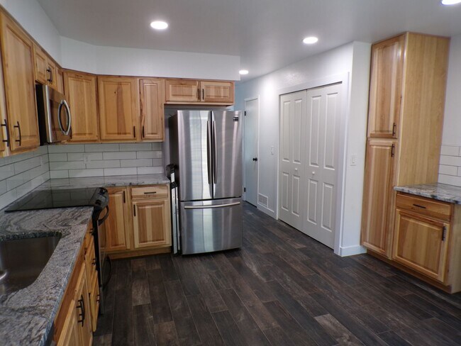 Building Photo - Updated 2 Bed 2.5 Bath Townhome!
