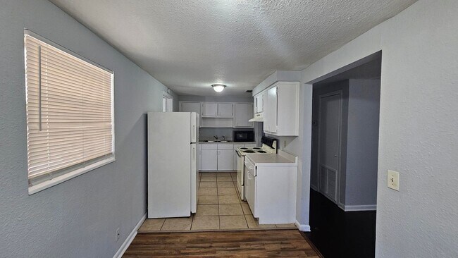 Building Photo - 2562 Rickenbacker St