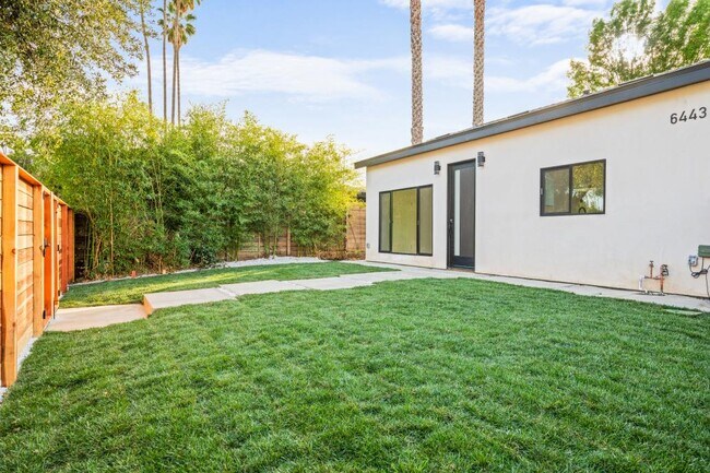 Foto del edificio - 6443 Oakdale Ave