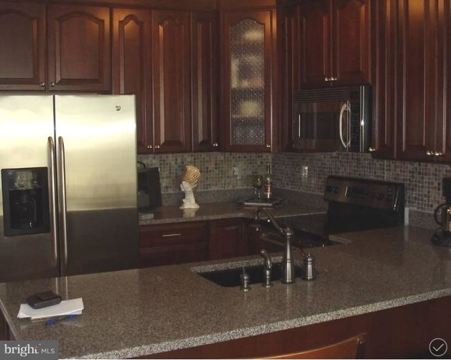 Building Photo - 2400 Hamden Ct
