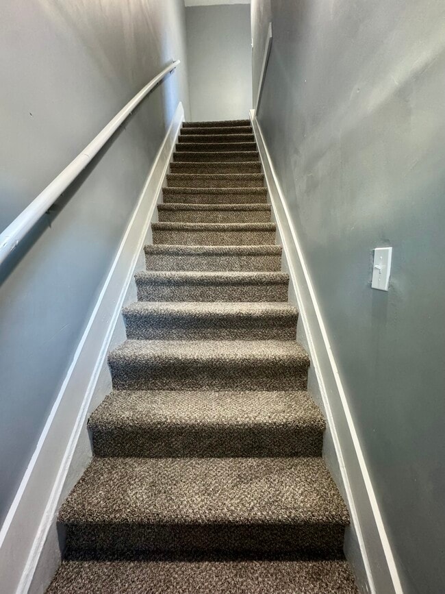 Building Photo - 627 N Division St