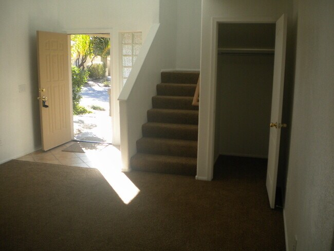 Foto del edificio - Spacious 3 bedroom, 2.5 bathroom