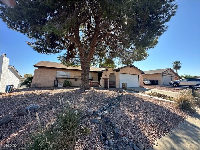 Foto del edificio - 628 Hidden Valley Dr