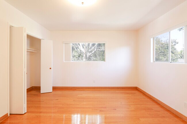 Building Photo - 15521 Moorpark St