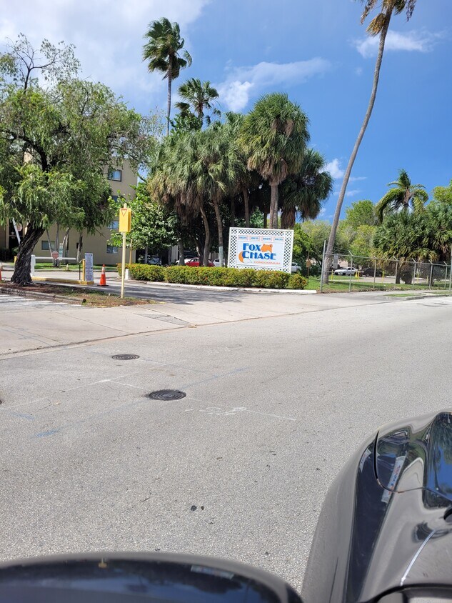 Entrada principal - 8615 NW 8th St