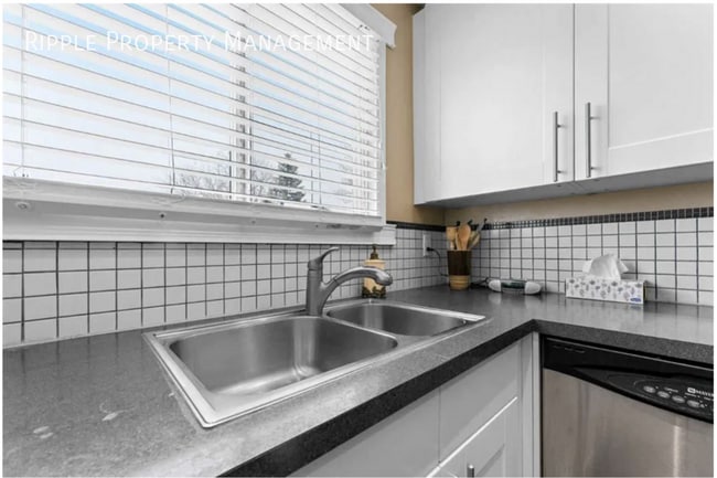 Building Photo - SPACIOUS 2 BEDS, 1.5 BATHS TOWNHOUSE | Massive Master Suite & Direct Green Space Access