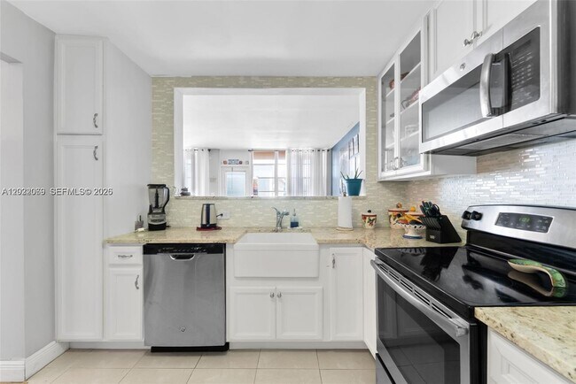 Foto del edificio - 2025 NE 164th St