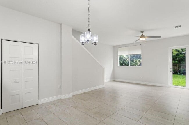 Building Photo - 1110 NE 1st Ave