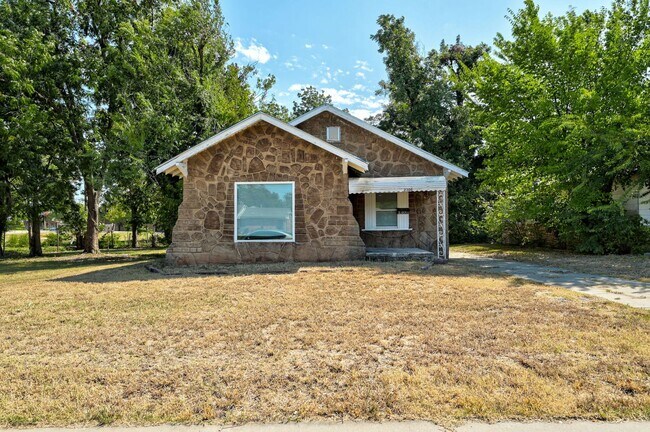 Building Photo - Large 2 bed / 1 bath house! 3 Minutes from...
