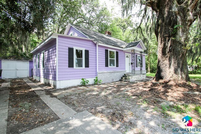 Building Photo - Charming 3-Bedroom, 2-Bathroom Unfurnished...