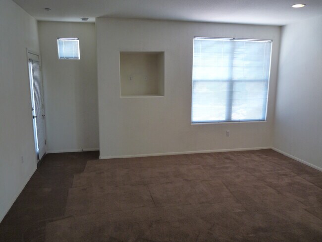 Foto del edificio - 5855 Valley Dr