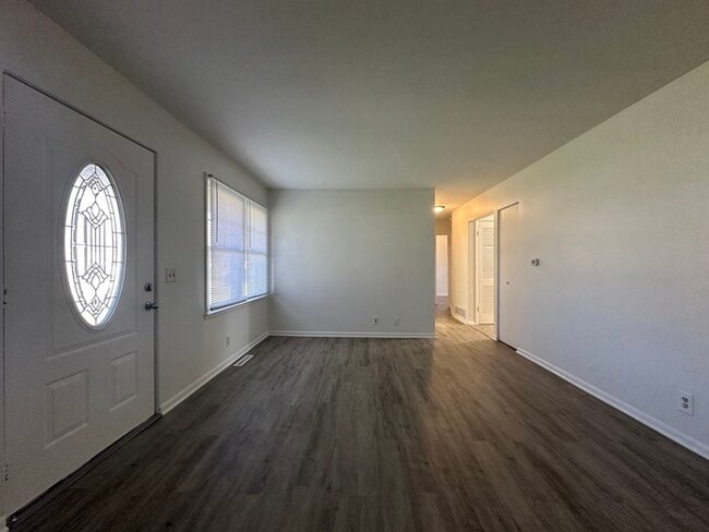 Building Photo - Nice 2BR duplex for rent with Central A/C ...