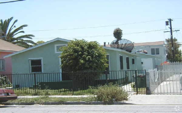 Primary Photo - 222-224 1/2 E 53rd St