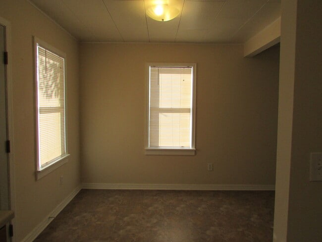 Building Photo - $900 3 Bedroom/1 Bath Spacious Home, Located in a desirable neighborhood