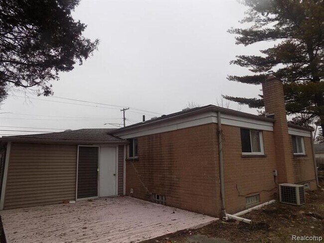 Building Photo - 4224 Frazho Rd